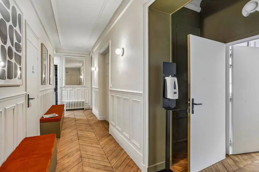 Salle d'attente du cabinet de psychologue, Paris
